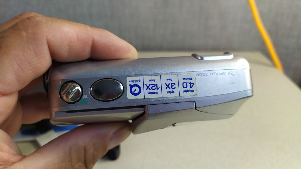 Y2K point-and-shoot camera LCD screen working – detail 6