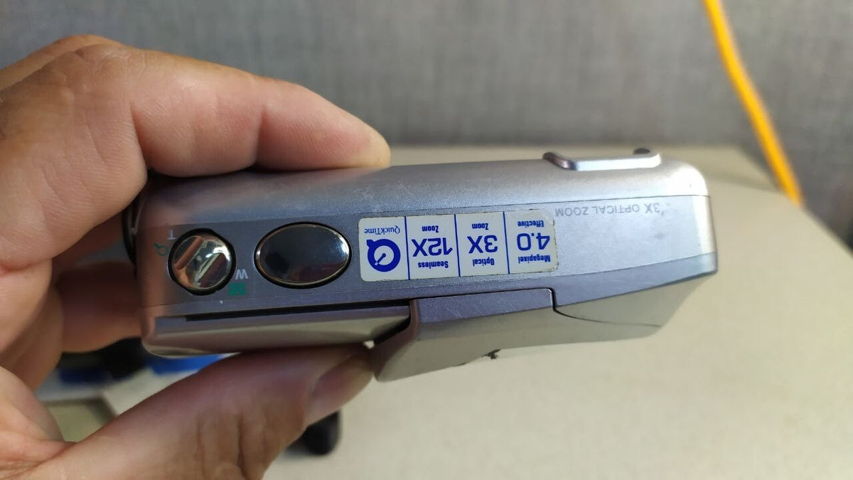 Y2K point-and-shoot camera LCD screen working – detail 6