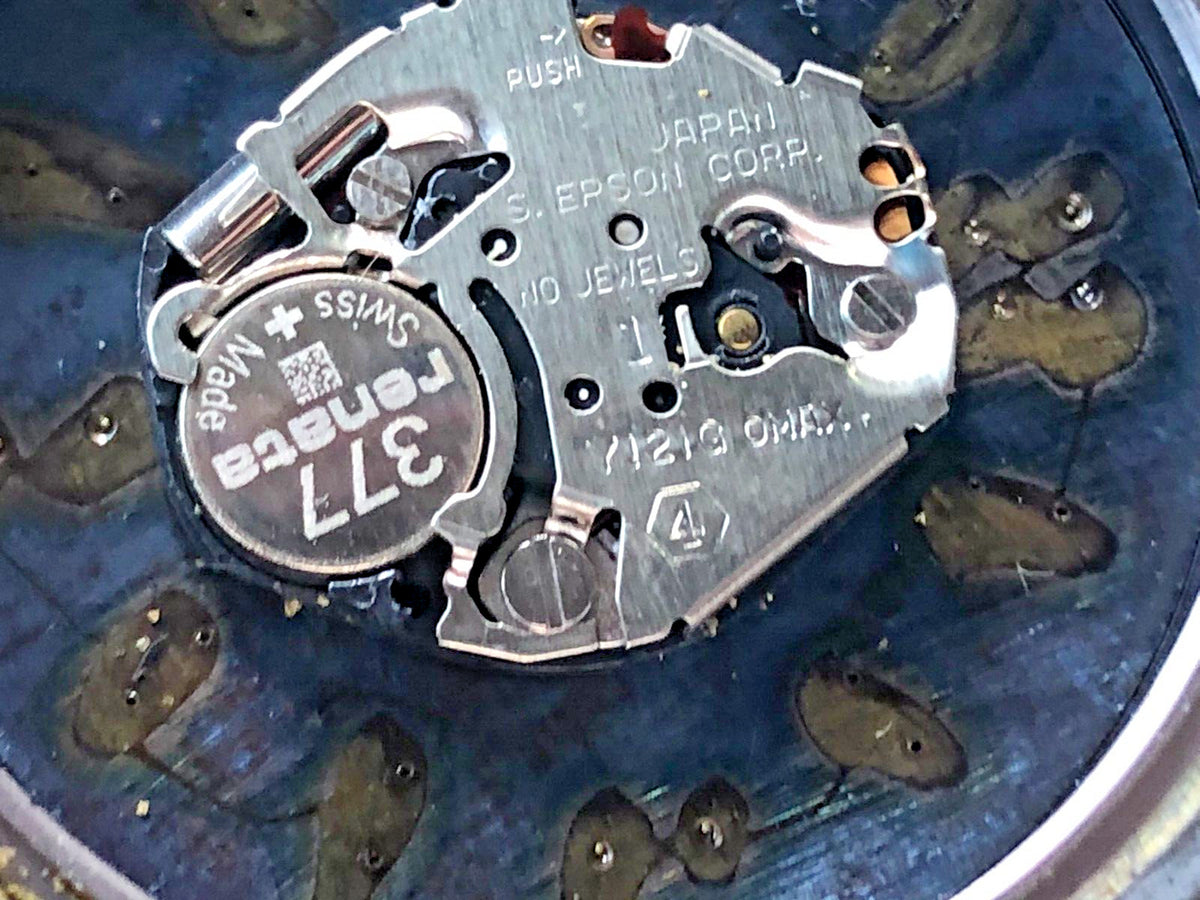 OMAX watch with luminous hands and bold numerals at 12, 3, 6 and 9 – detail 14