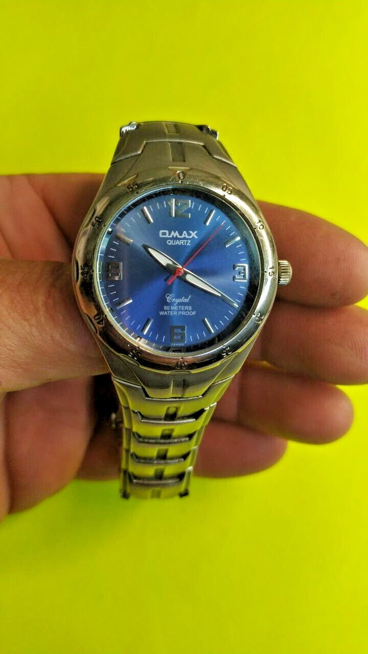 Blue sunburst dial men's quartz watch on stainless steel bracelet