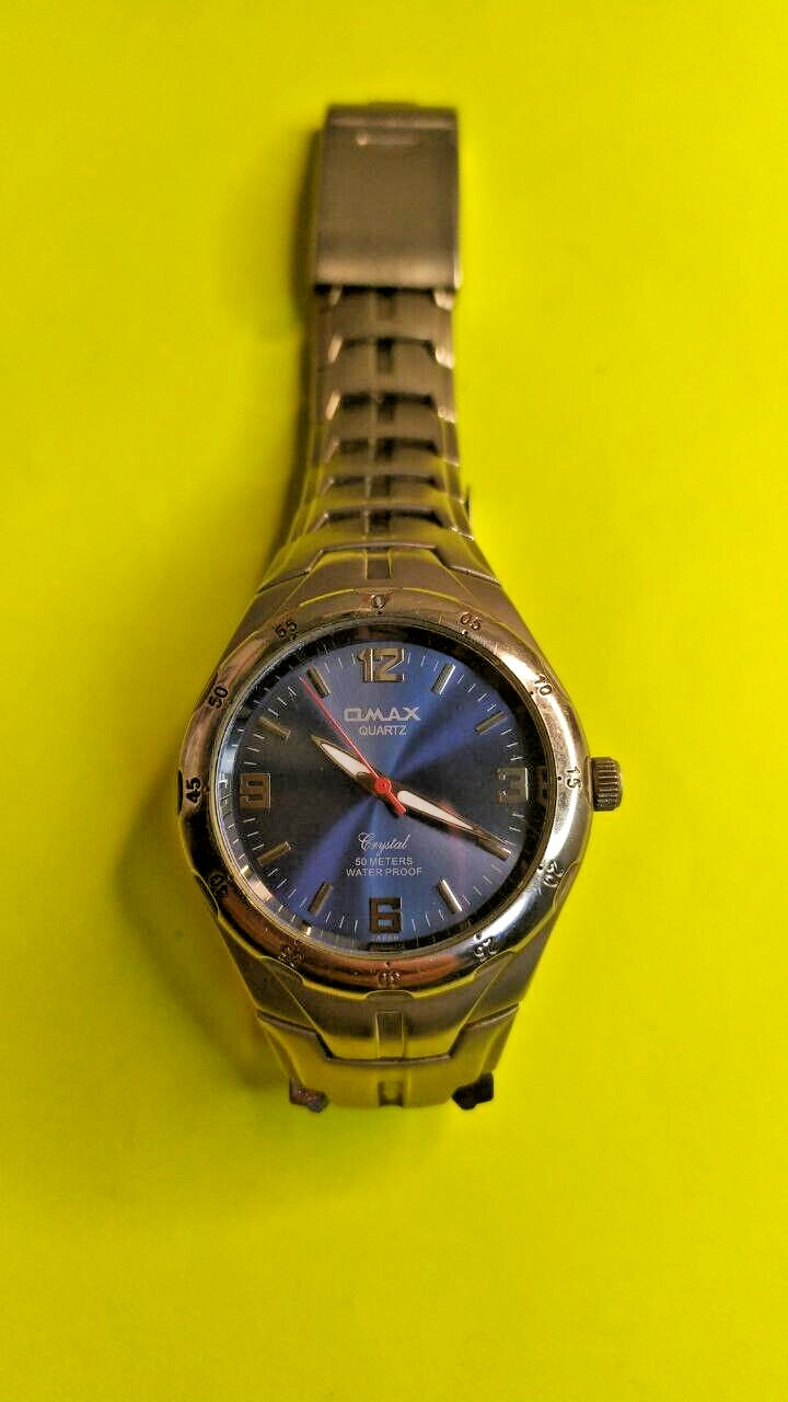Blue sunburst dial men's quartz watch on stainless steel bracelet – detail 9