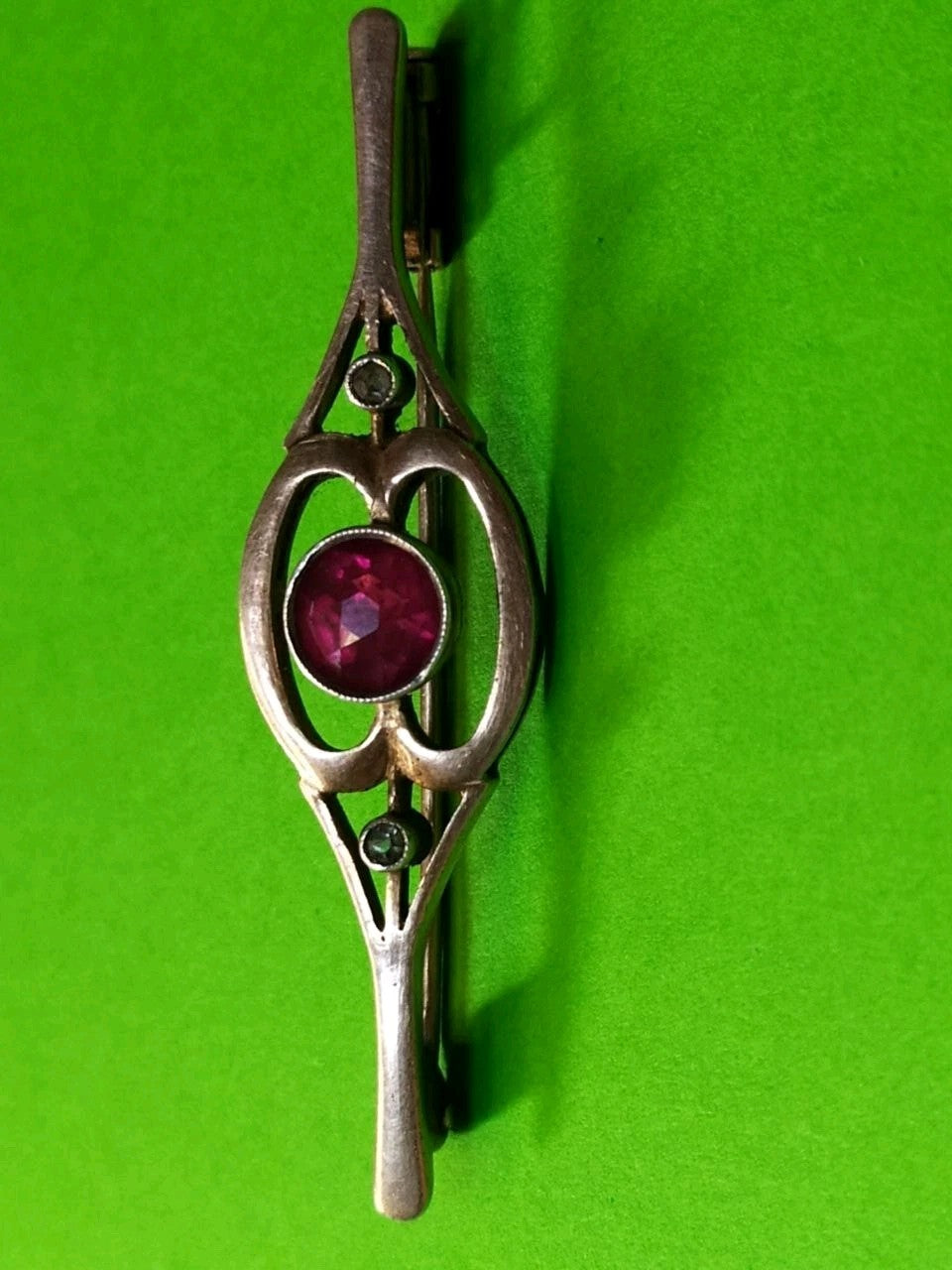 Vintage women's jewelry brooch with ruby in silver setting – detail 10