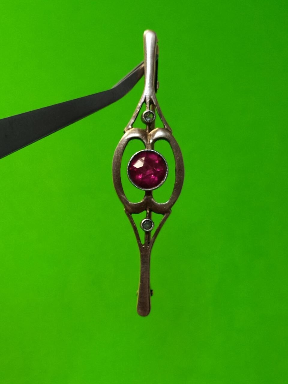 Vintage women's jewelry brooch with ruby in silver setting – detail 13