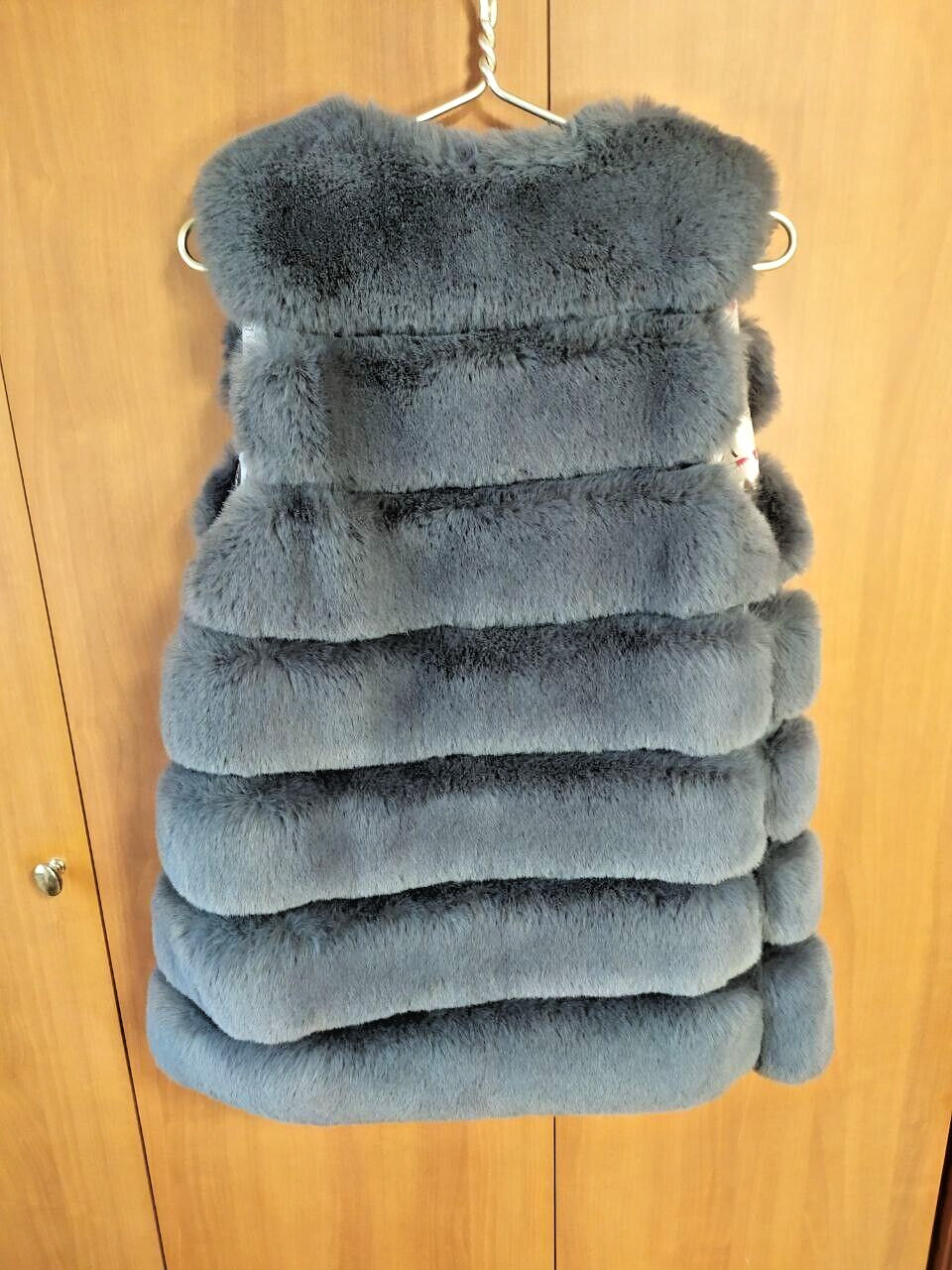 Elegant Faux Fur Vest - Stylish Tiered Design - Graphite Grey