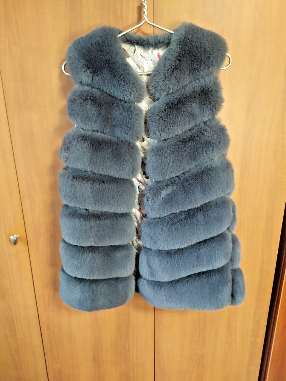 Elegant Faux Fur Vest - Stylish Tiered Design - Graphite Grey