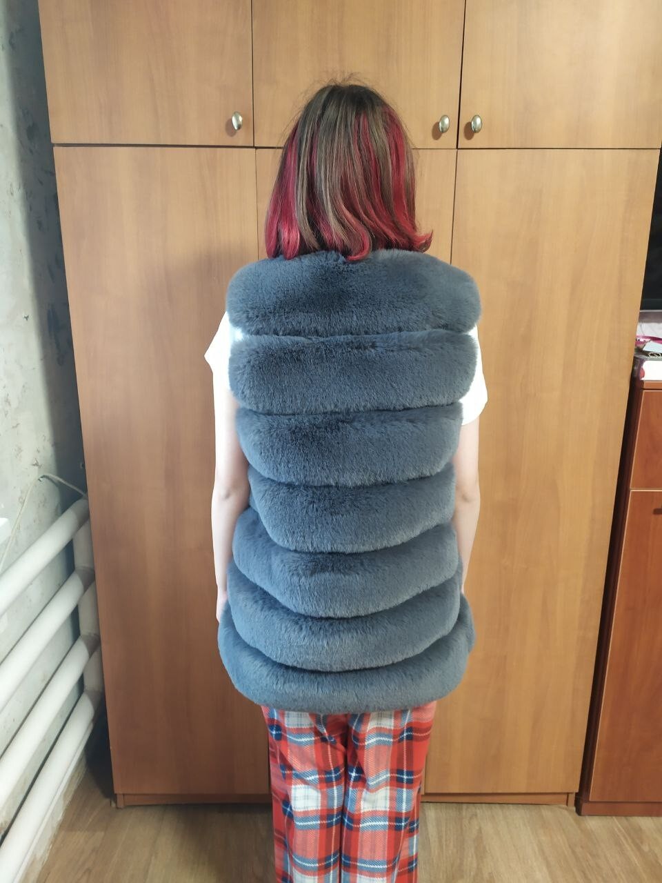 Elegant Faux Fur Vest - Stylish Tiered Design - Graphite Grey