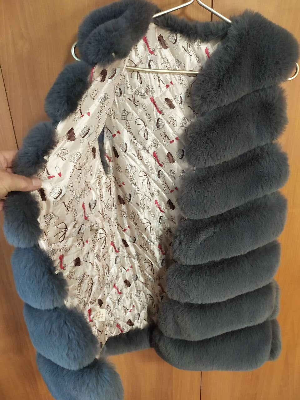 Elegant Faux Fur Vest - Stylish Tiered Design - Graphite Grey