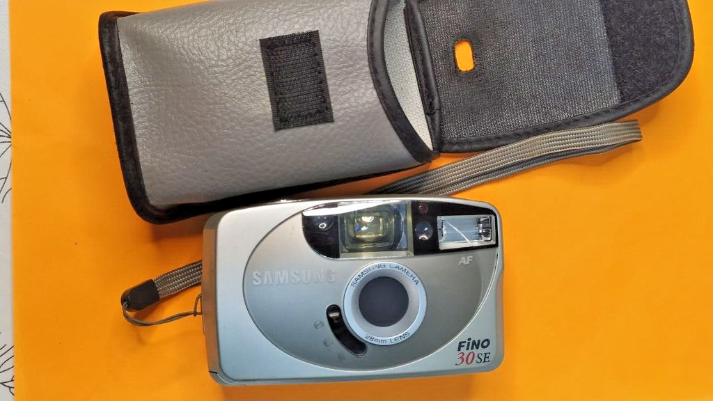 Samsung Fino 30 SE compact camera with wide-angle 28mm lens
