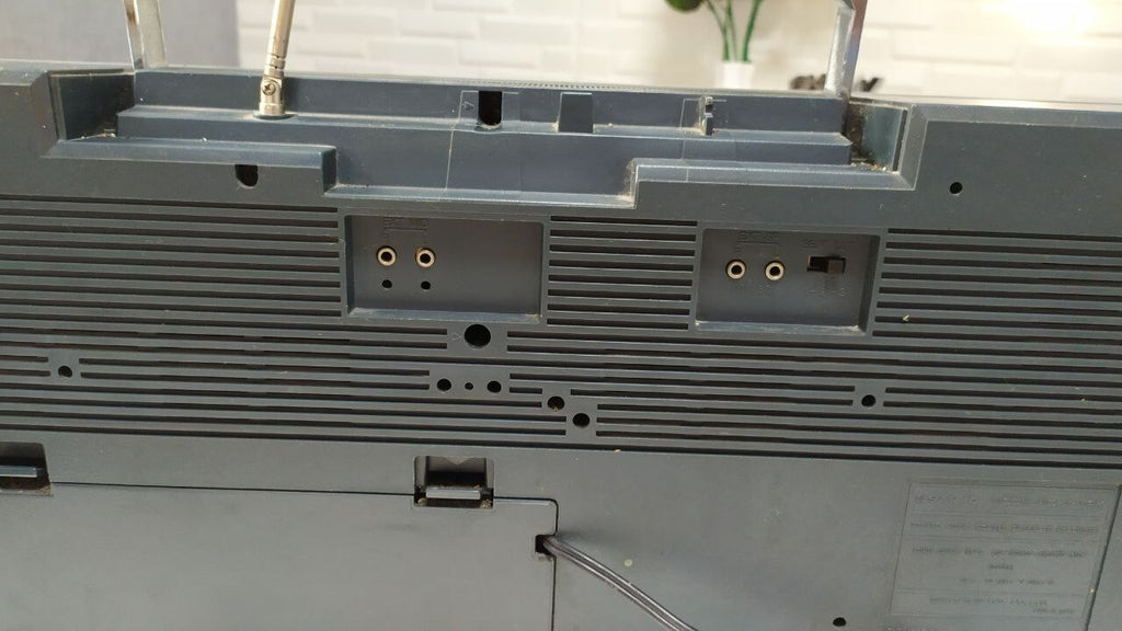 Chip on the top corner of the 1980s ghetto blaster casing – detail 10