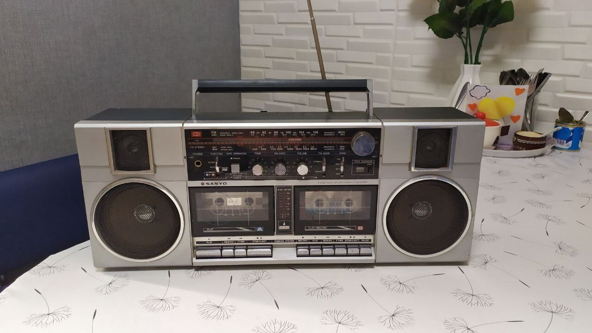Chip on the top corner of the 1980s ghetto blaster casing – detail 13