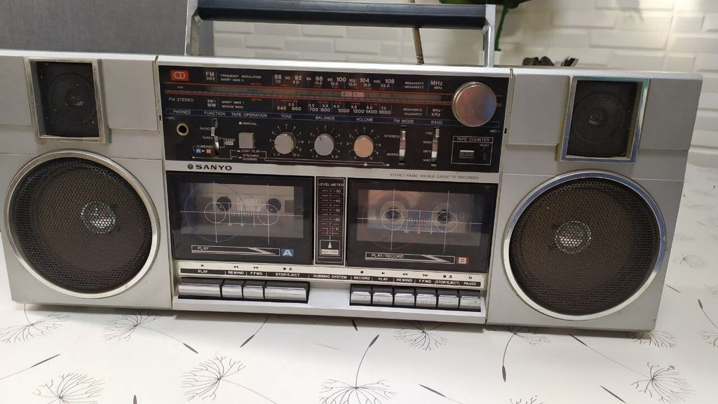 Sanyo M-W2K double cassette boombox front panel and radio dial – detail 14