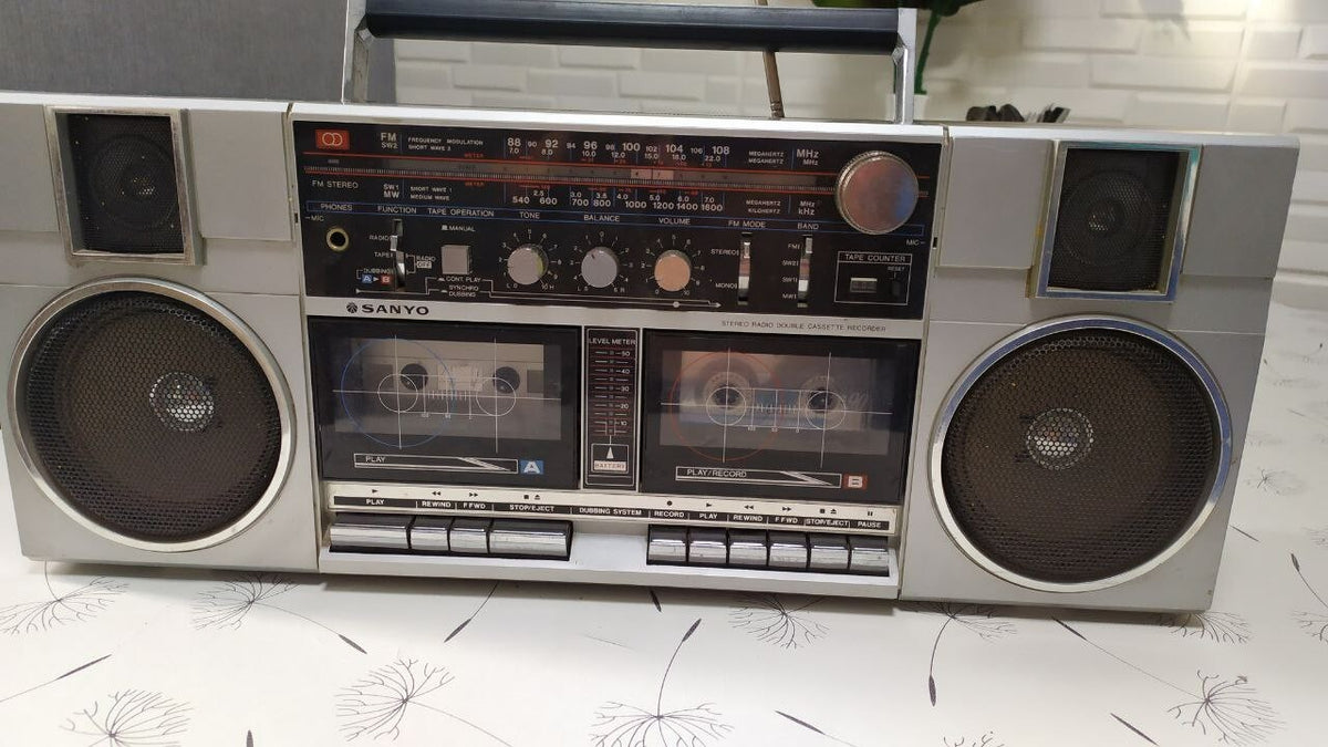 Sanyo M-W2K double cassette boombox front panel and radio dial – detail 14