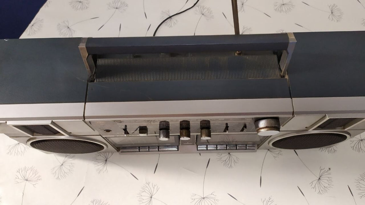 Chip on the top corner of the 1980s ghetto blaster casing – detail 16