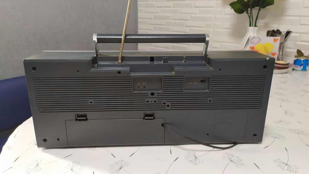 Chip on the top corner of the 1980s ghetto blaster casing – detail 7
