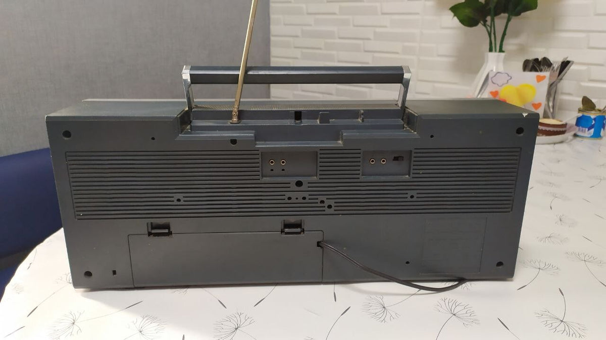 Chip on the top corner of the 1980s ghetto blaster casing – detail 7