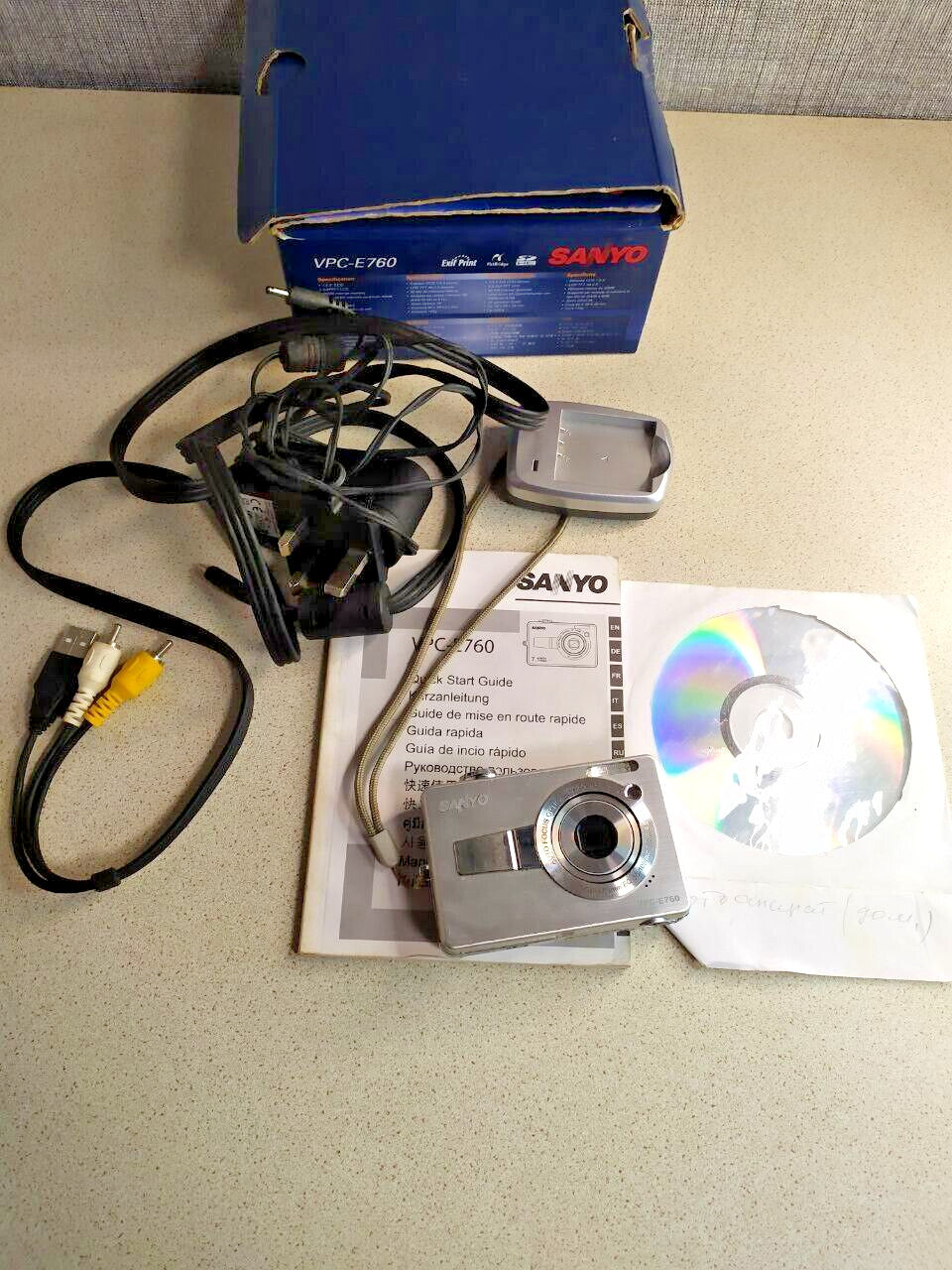 Sanyo VPC-E760 digital camera in silver with original box and accessories