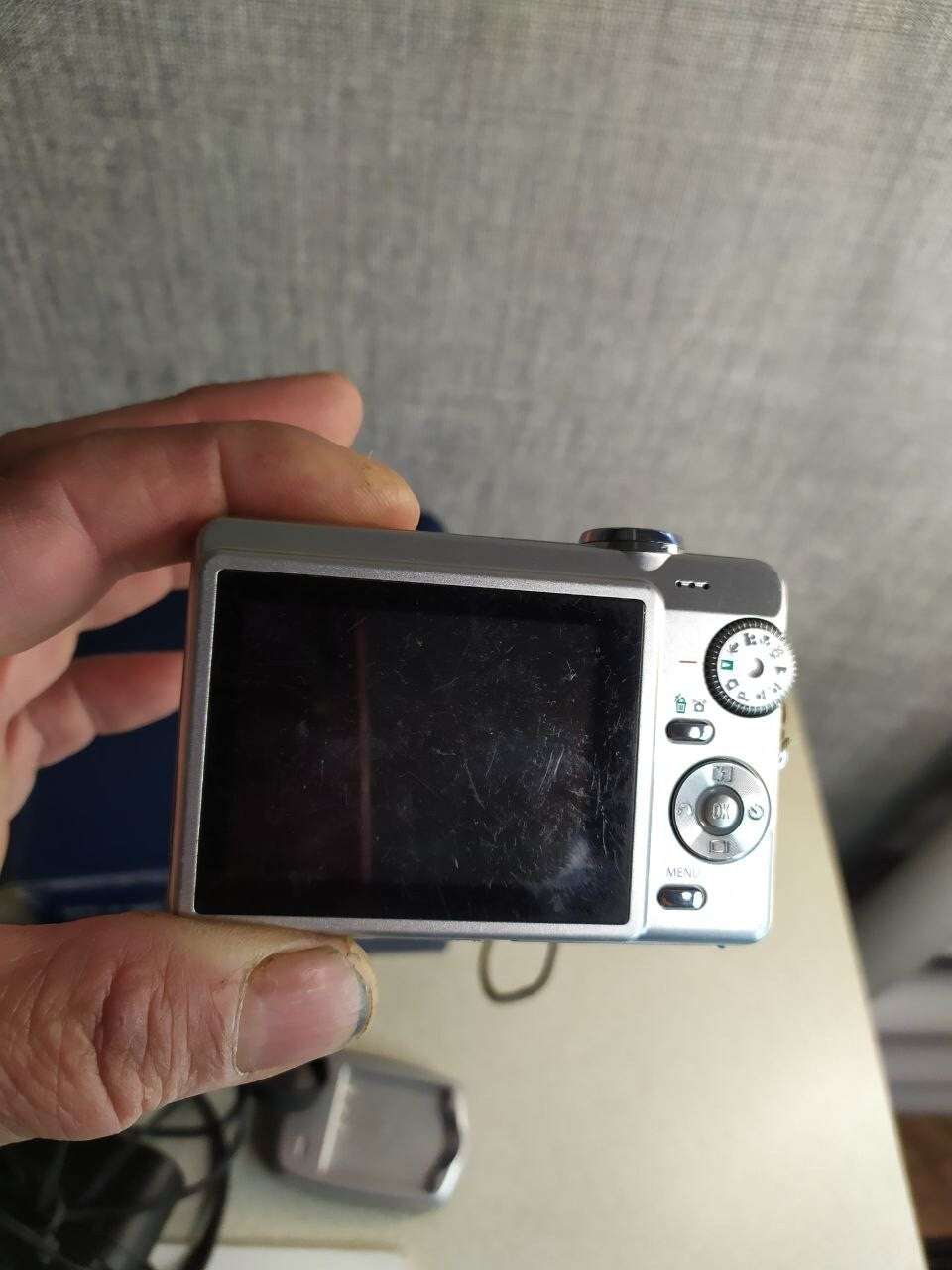 Old digital camera for parts: rear 2.5-inch LCD with surface scratches – detail 6