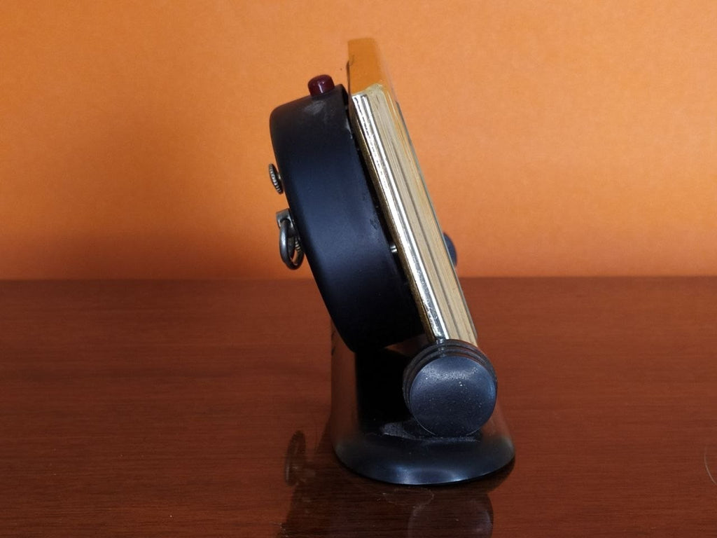 Soviet desk clock with Young Pioneer boy blowing a bugle on the dial – detail 8