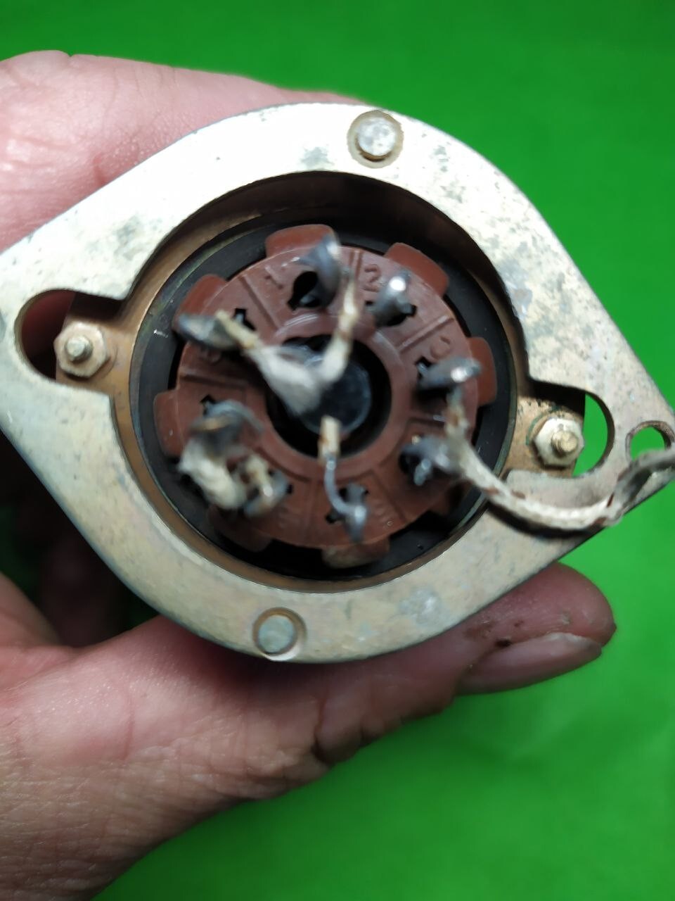 Vintage radio tubes: 6P3S beam power tetrode, glass and getter view – detail 11