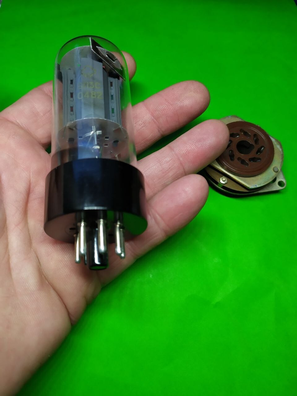 Vintage radio tubes: 6P3S beam power tetrode, glass and getter view – detail 14
