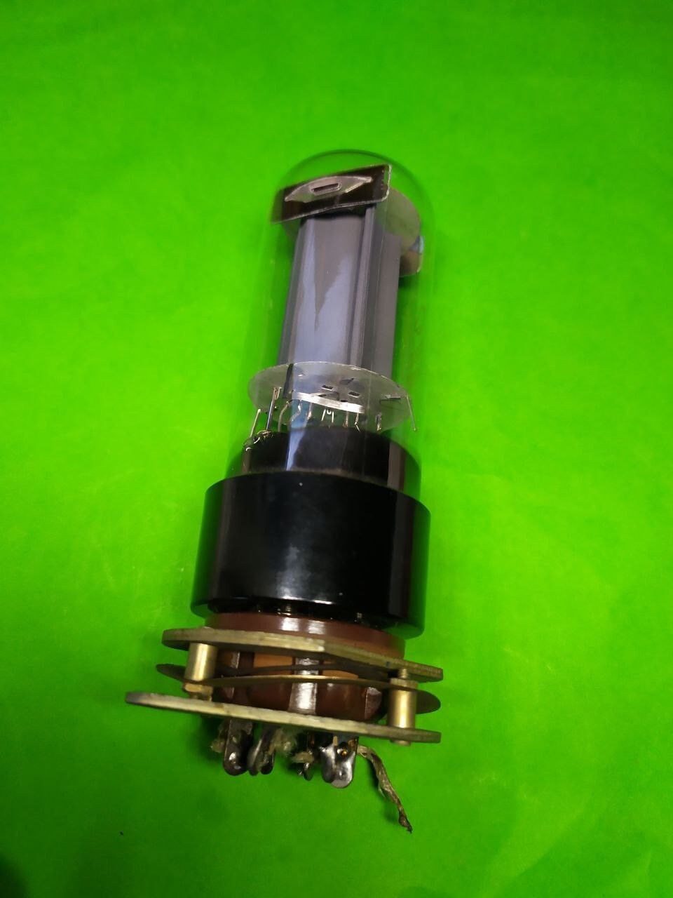 Vintage radio tubes: 6P3S beam power tetrode, glass and getter view – detail 5