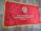 Gold embroidered lettering Workers of the world, unite on the red banner – detail 21
