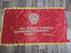 Gold embroidered lettering Workers of the world, unite on the red banner – detail 24