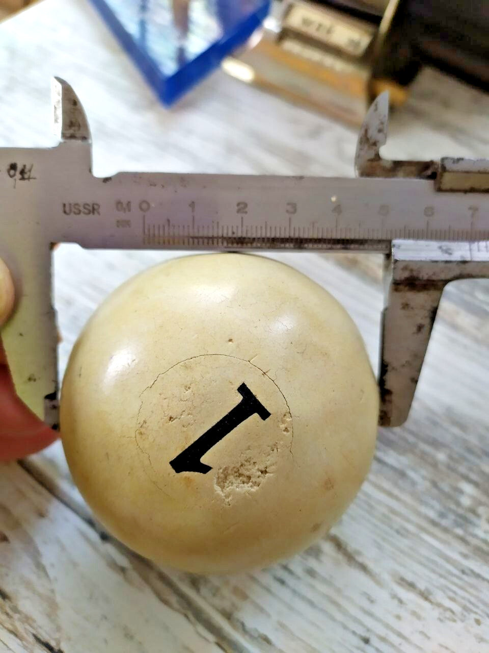 68mm billiard ball on a scale showing 362 grams – detail 12