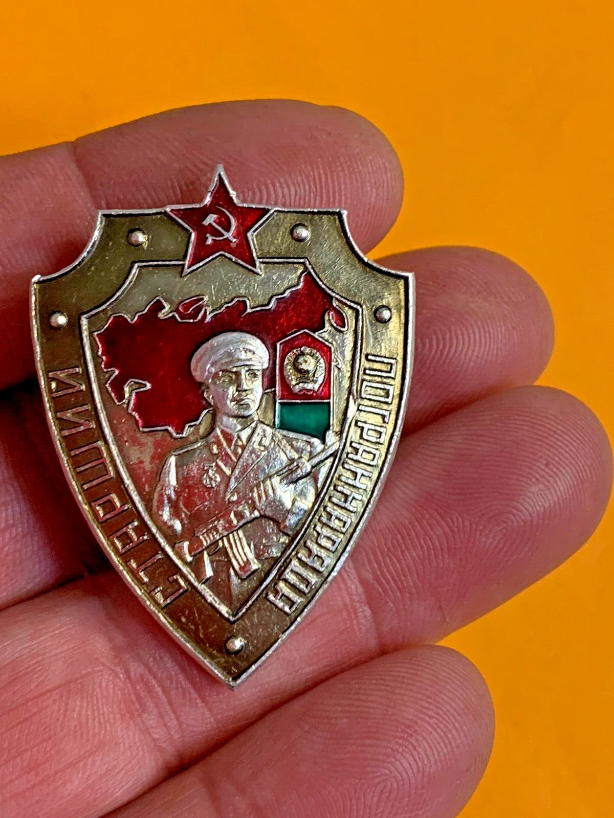 Soviet border guard badge Senior of the Border Patrol with star, guard and AK rifle