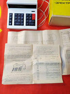 Elektronika MK-42 desktop calculator with bright green VFD digits – detail 5