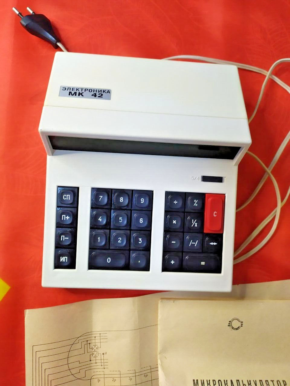 Elektronika MK-42 desktop calculator with bright green VFD digits – detail 8