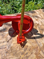 Red electric horn next to a measuring tape, about 25 cm long – detail 9