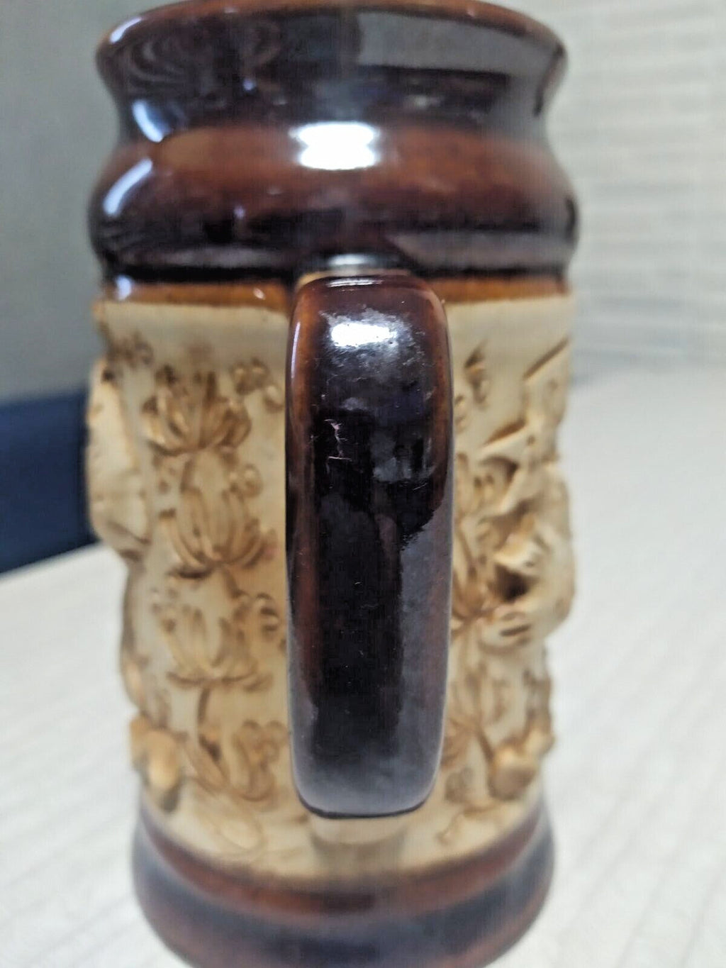 Relief decor of fish, shells and underwater plants on a ceramic mug – detail 6