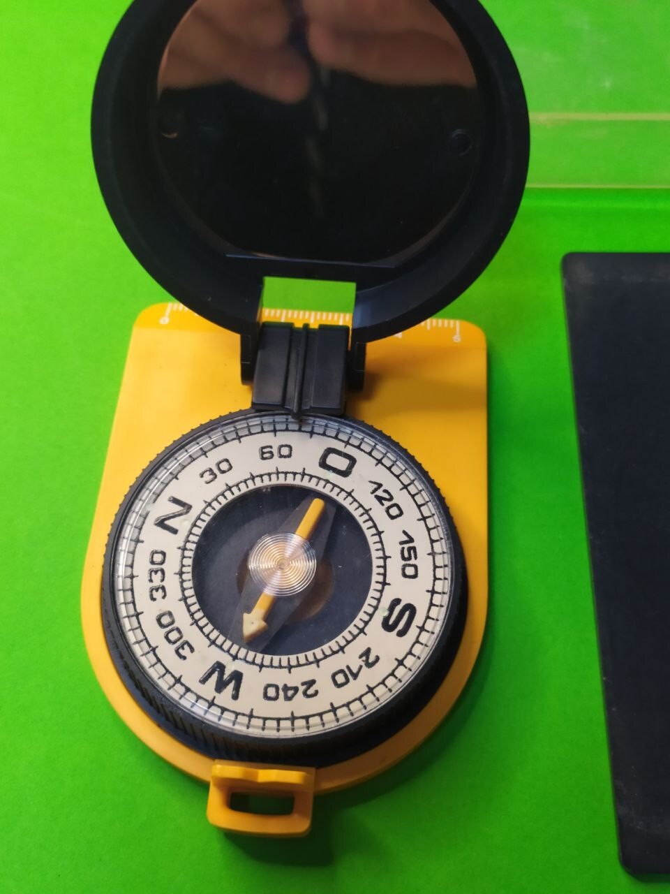Azimut sighting compass with clear plastic case and paper manual – detail 8