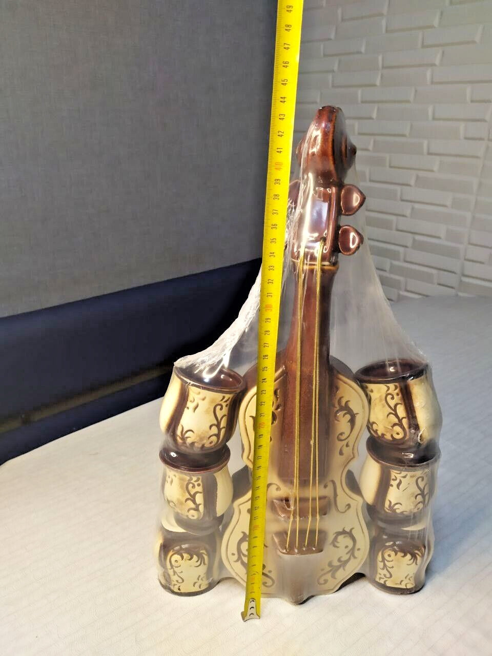 Violin decanter in cream with dark brown floral and scroll pattern – detail 11