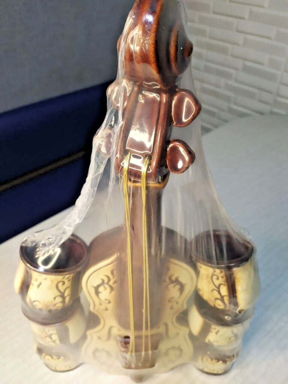 Violin decanter in cream with dark brown floral and scroll pattern – detail 14