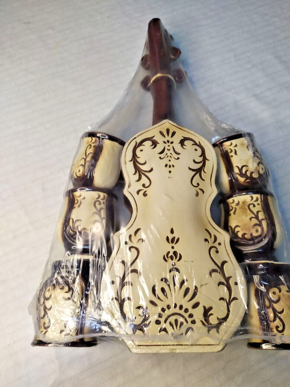 Violin decanter in cream with dark brown floral and scroll pattern – detail 8