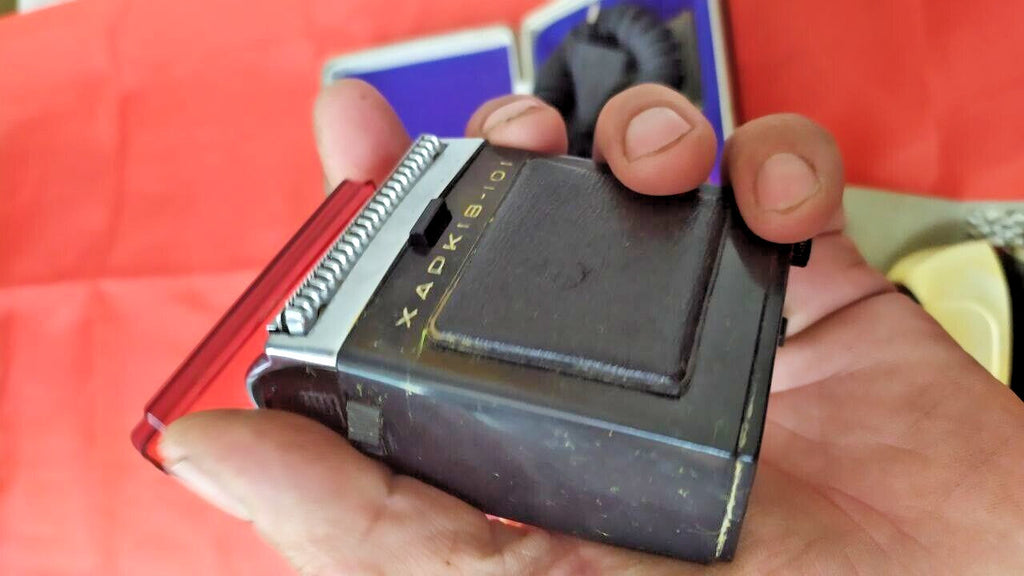 Vintage USSR Agidel electric shaver in its case – detail 17