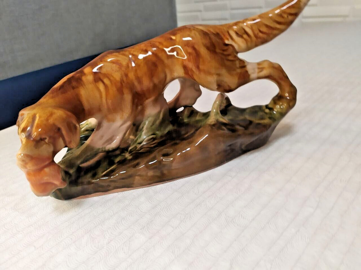 Hunting dog figurine with bird in its mouth, Soviet animalier art – detail 12