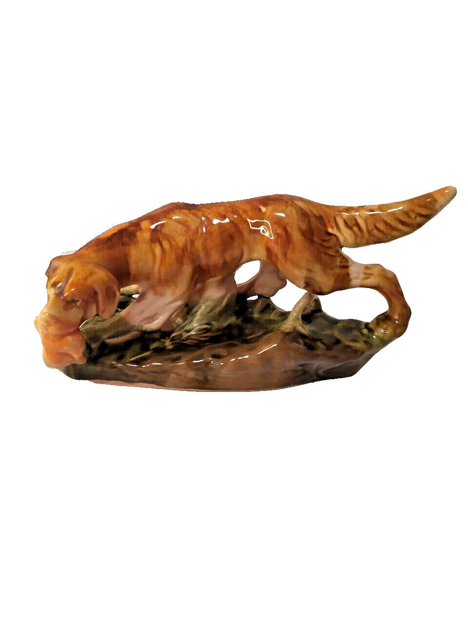 Hunting dog figurine with bird in its mouth, Soviet animalier art