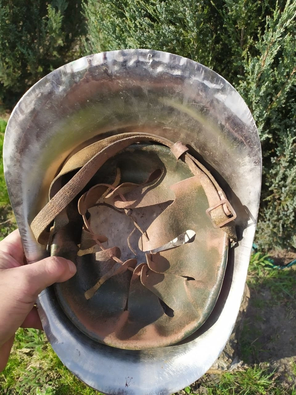 Steel top crest and patina of the 1949 Soviet firefighter helmet – detail 10