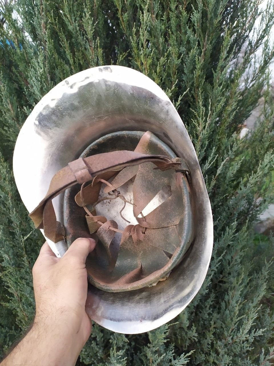 Steel top crest and patina of the 1949 Soviet firefighter helmet – detail 16