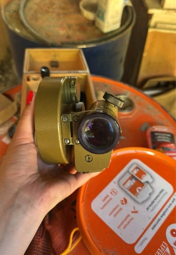 MNP leveling attachment with spirit levels and optics close-up