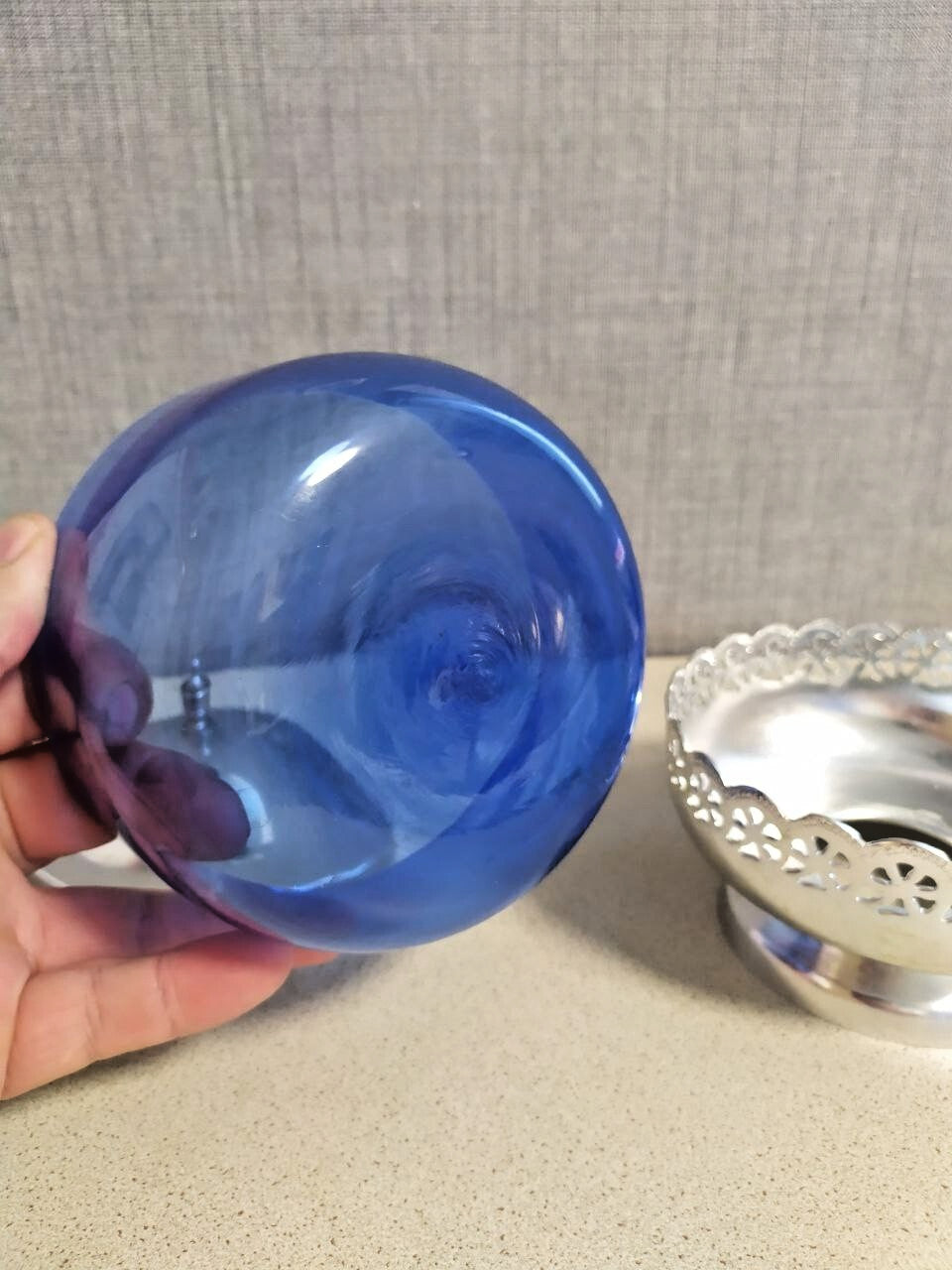 Cobalt blue sugar bowl with openwork silver-tone metal holder and pedestal base – detail 8