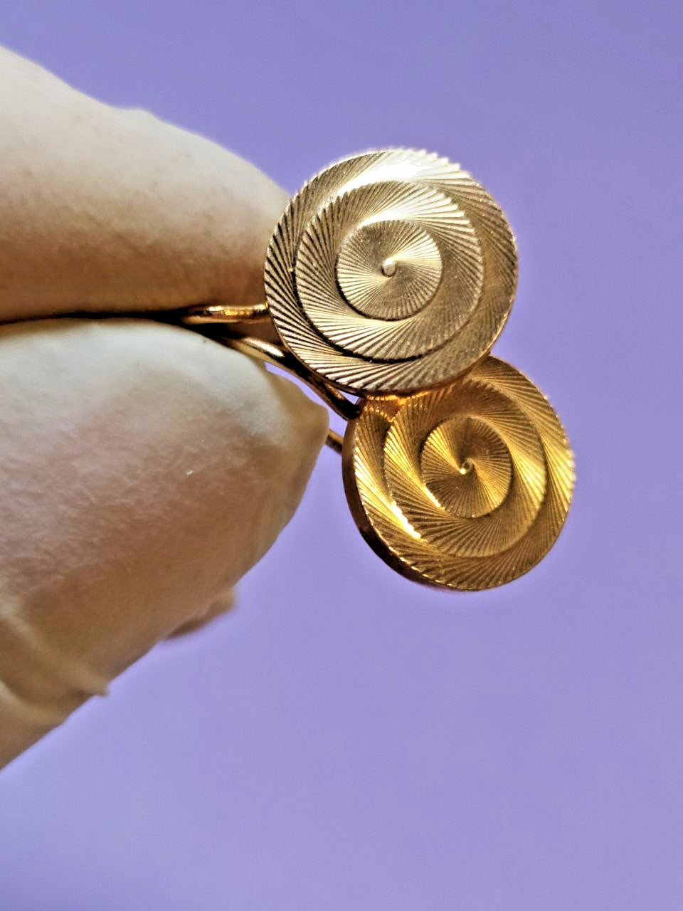 583 gold earrings close-up of the handmade design