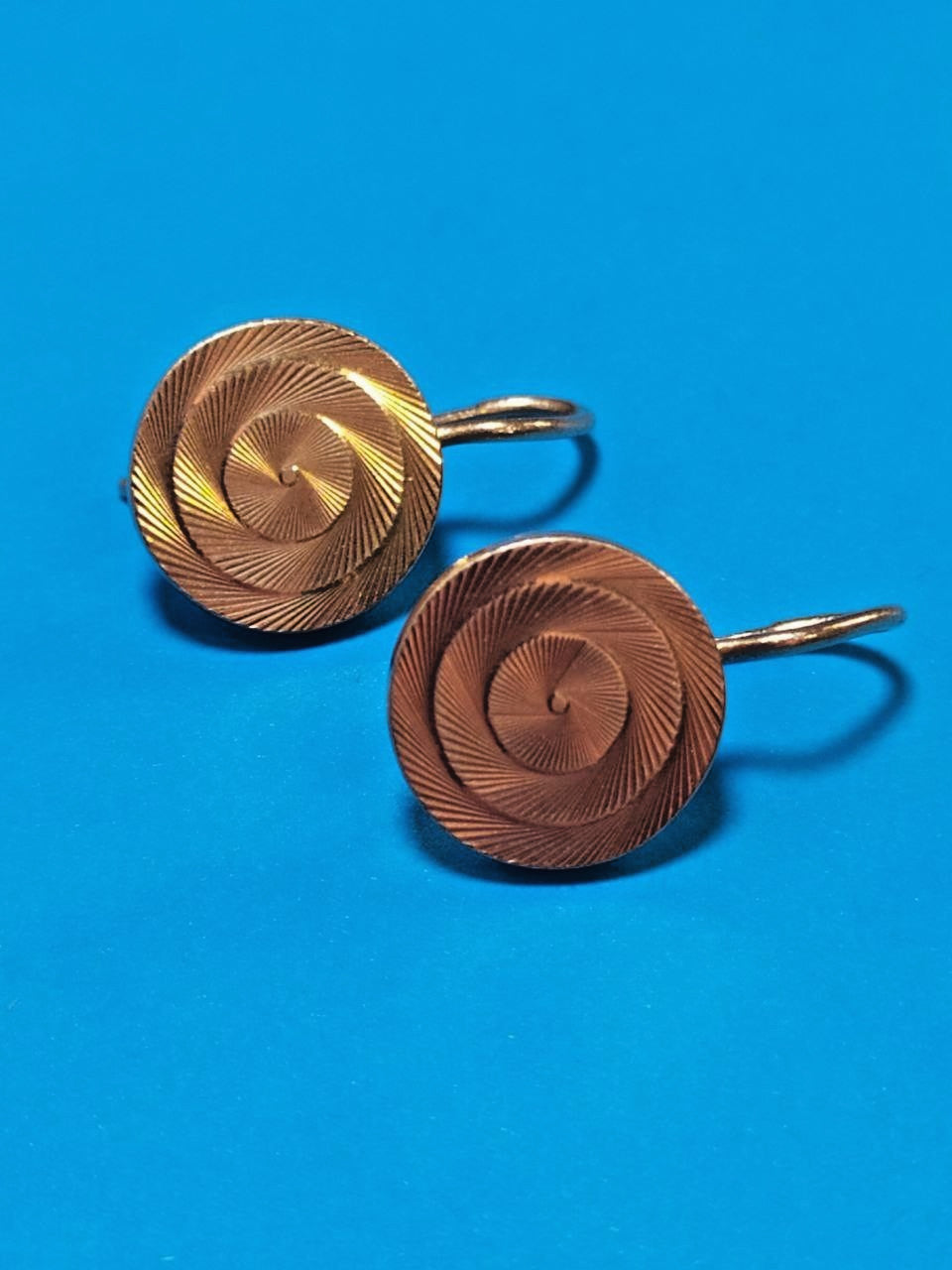 583 gold earrings close-up of the handmade design – detail 8