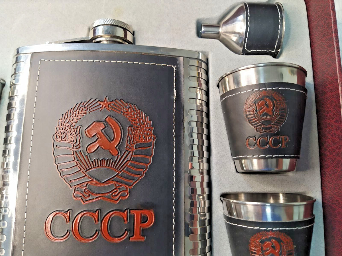 Stainless steel flask with 4 shot glasses and funnel in gift box – detail 5