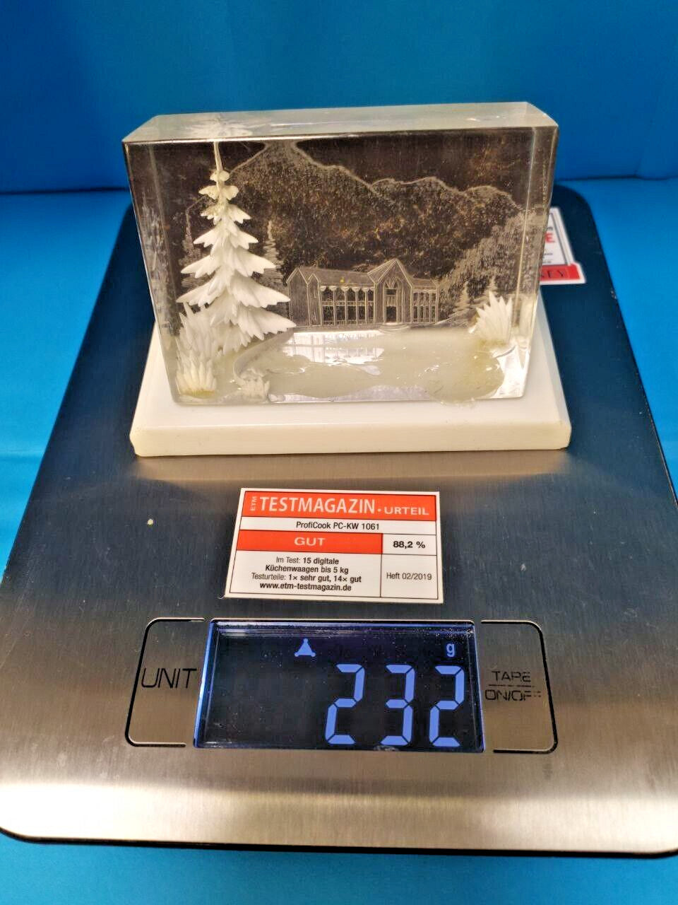 Vintage lucite winter scene with black rear background for contrast – detail 10