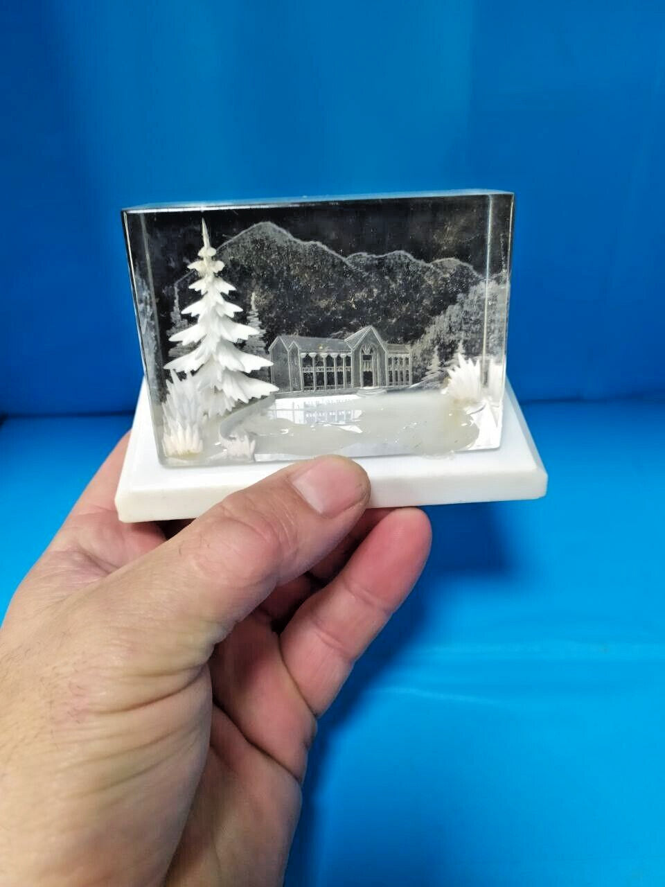 Vintage lucite winter scene with black rear background for contrast – detail 7