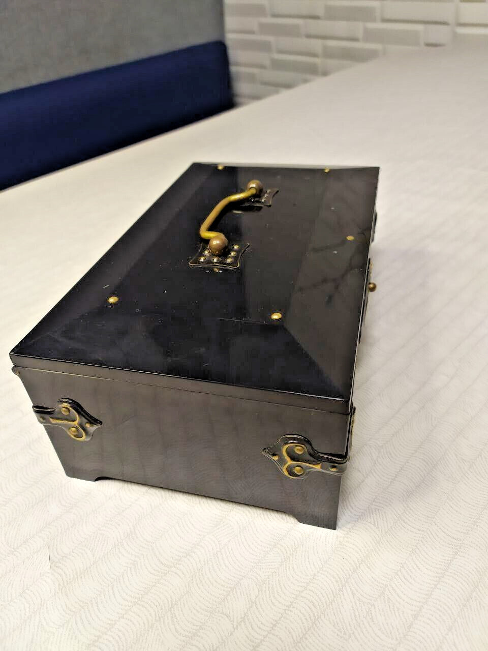 Karbolit Orekhovo-Zuyevo factory mark and winding key on the box bottom
